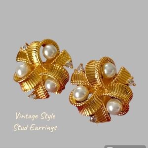 NWT Vintage Style 18k Gold Plated Flower & Freshwater Pearls Stud Earrings